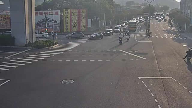 松竹路/環中東路(右側車流往東山路)