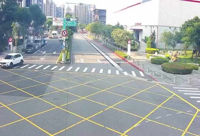 敦富路/南興北一街(右側車流往潭子)