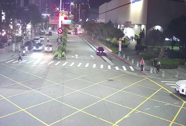 敦富路/南興北一街(右側車流往潭子)