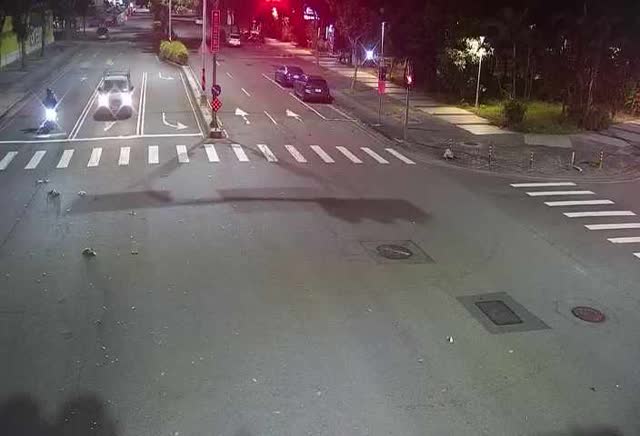 敦化路/仁平路(右側車流往經貿路)Dunhua Rd./Renping Rd. (Right side Traffic flow to Jingmao Rd.)