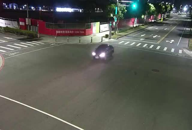 中科路/經貿五路(右側車流往環中路) Zhongke Rd./Jingmao 5th Rd. (Right side Traffic flow to Huanzhong Rd.)