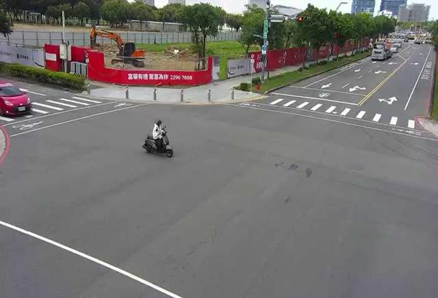 中科路/經貿五路(右側車流往環中路) Zhongke Rd./Jingmao 5th Rd. (Right side Traffic flow to Huanzhong Rd.)