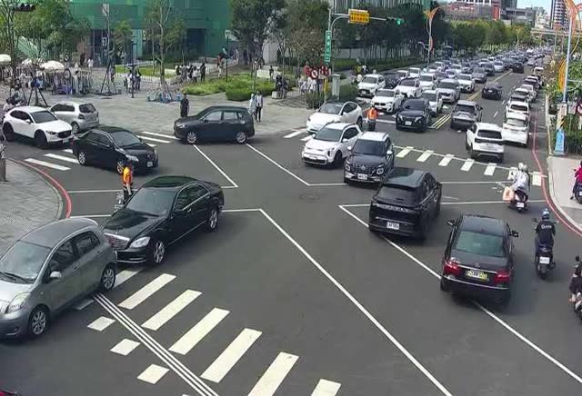 進德路/樂業二路(右側車流往復興東路) Jinde Rd./Leye 2nd Rd.(Right side Traffic flow to Fuxing E. Rd.)