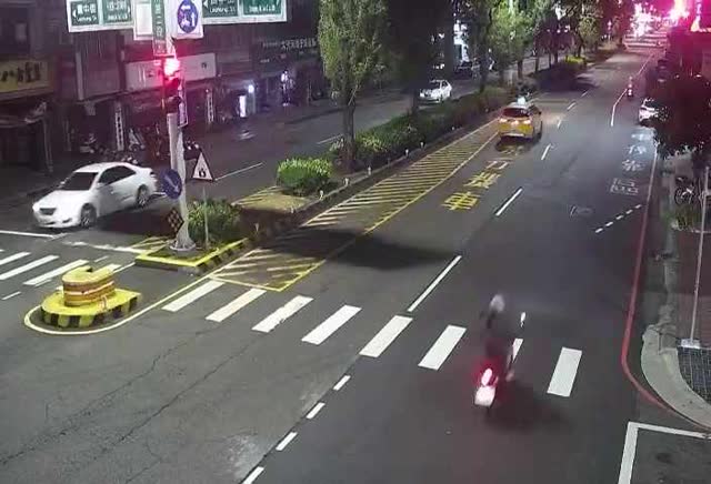 中清路/雷中街 (右側車流往文心路)Zhongqing Rd /Leizhong St (Right side Traffic flow to Wenxin Rd )