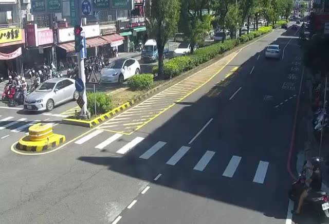 中清路/雷中街 (右側車流往文心路)Zhongqing Rd /Leizhong St (Right side Traffic flow to Wenxin Rd )