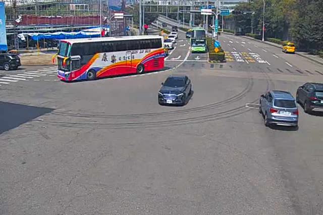 高鐵東路/高鐵五路(右側車流往台74)