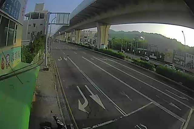 環中東路/松竹路 (車流往東山路) Huanzhong E.Rd./Songzhu Rd.(Traffic flow to Dongshan Rd.)