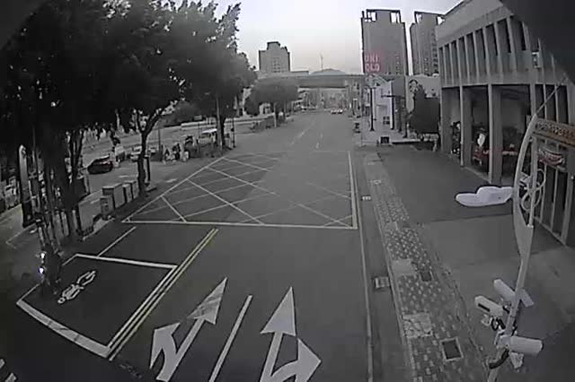 中山路/市民大道一段620巷(右側車流往環中東路)Zhongshan Rd./Zhongshan Dist.Ln.620 .(Traffic flow to Huanzhong E.Rd.)