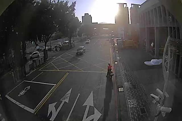 中山路/市民大道一段620巷(右側車流往環中東路)Zhongshan Rd./Zhongshan Dist.Ln.620 .(Traffic flow to Huanzhong E.Rd.)