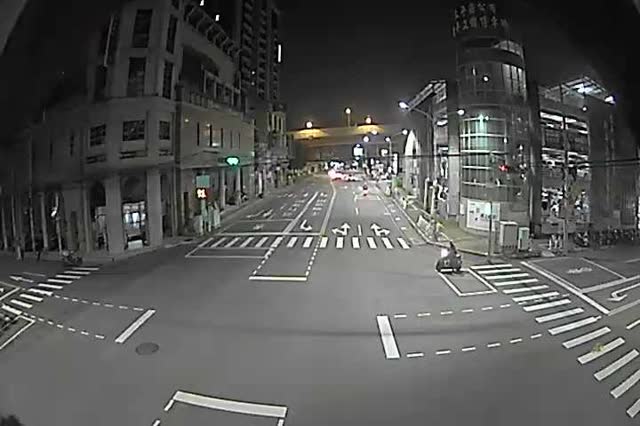 中山路/樹孝路(右側車流往環中東路) Zhongshan Rd./Shuxiao Rd. (Right side Traffic flow to Huanzhong E.Rd.)