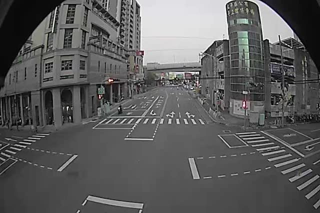中山路/樹孝路(右側車流往環中東路) Zhongshan Rd./Shuxiao Rd. (Right side Traffic flow to Huanzhong E.Rd.)
