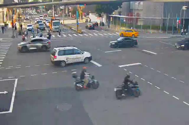 崇德路二段/文心路四段(右側車流往進化北路)
