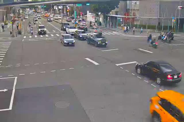 崇德路二段/文心路四段(右側車流往進化北路)