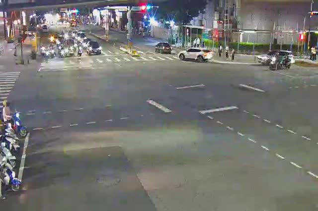 崇德路二段/文心路四段(右側車流往進化北路)