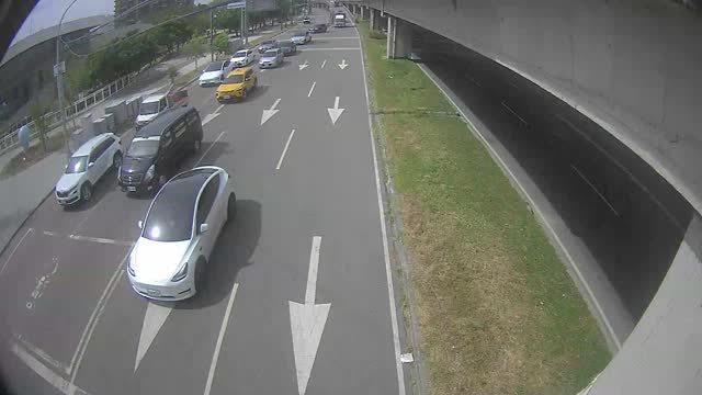 環中路/凱旋路(車流往中清路) Huanzhong Rd./Kaixuan Rd.(traffic to Zhongqing Rd.)