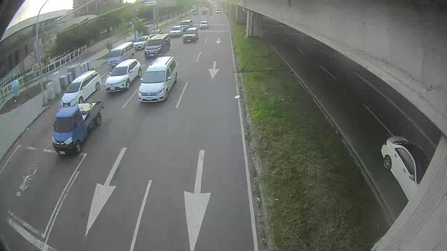 環中路/凱旋路(車流往中清路) Huanzhong Rd./Kaixuan Rd.(traffic to Zhongqing Rd.)