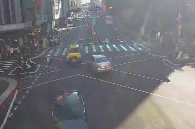 三民路/育才街(右側車流往公園路) Sanmin Rd./Yucai St.(Right side Traffic flow to Gongyuan Rd.)
