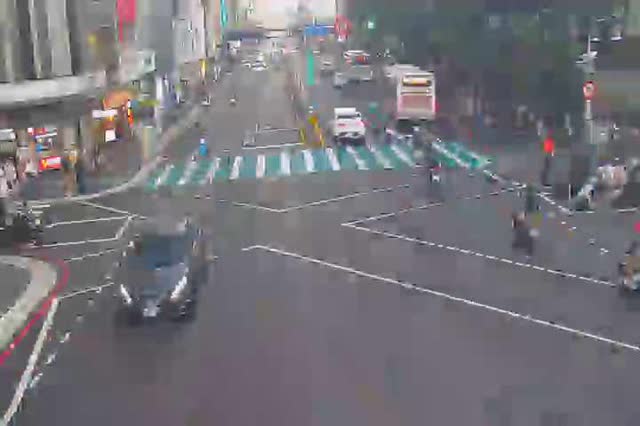 三民路/育才街(右側車流往公園路) Sanmin Rd./Yucai St.(Right side Traffic flow to Gongyuan Rd.)