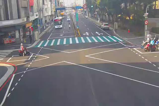 三民路/育才街(右側車流往公園路) Sanmin Rd./Yucai St.(Right side Traffic flow to Gongyuan Rd.)