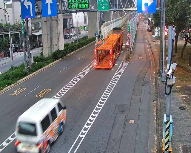 松竹路/環中東路(右側車流往太原路) Songzhu Rd./Huanzhong E.Rd.(Right side Traffic flow to Taiyuan Rd.)