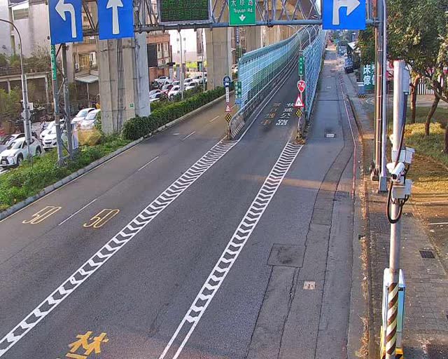 松竹路/環中東路(右側車流往太原路) Songzhu Rd./Huanzhong E.Rd.(Right side Traffic flow to Taiyuan Rd.)