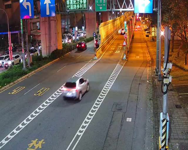 松竹路/環中東路(右側車流往太原路) Songzhu Rd./Huanzhong E.Rd.(Right side Traffic flow to Taiyuan Rd.)