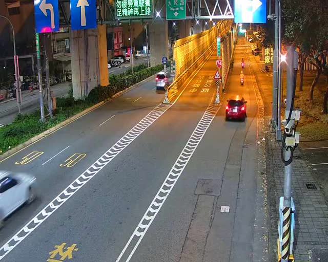 松竹路/環中東路(右側車流往太原路) Songzhu Rd./Huanzhong E.Rd.(Right side Traffic flow to Taiyuan Rd.)