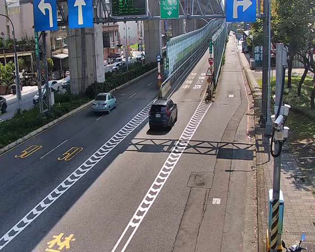 松竹路/環中東路(右側車流往太原路) Songzhu Rd./Huanzhong E.Rd.(Right side Traffic flow to Taiyuan Rd.)