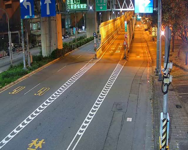 松竹路/環中東路(右側車流往太原路) Songzhu Rd./Huanzhong E.Rd.(Right side Traffic flow to Taiyuan Rd.)