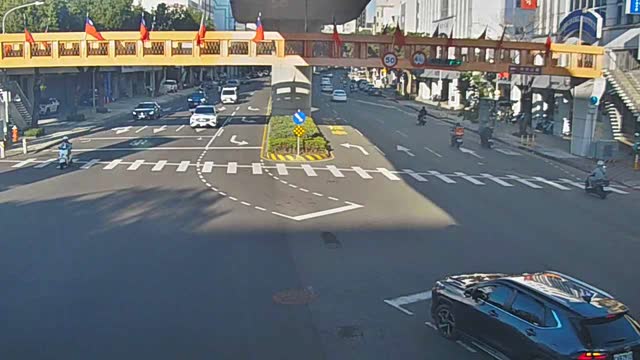 文心路/甘肅路(右側車流往河南路) Wenxin Rd./Gansu Rd. (Right side Traffic flow to Henan Rd.)