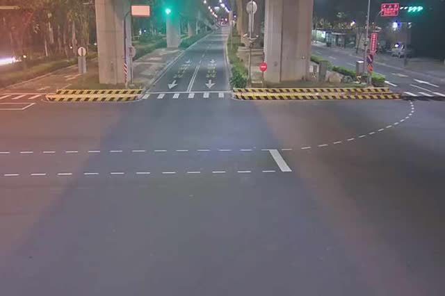 環中東路/中山路(右側車流往大里)Huanzhong E. Rd./Zhongshan Rd.(Right side Traffic flow to Dali.)