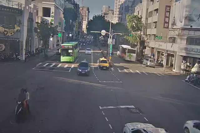 崇德路/漢口路(右側車流往文心路)Chongde Rd./Hankou Rd. (Right side Traffic flow to Wenxin Rd.)