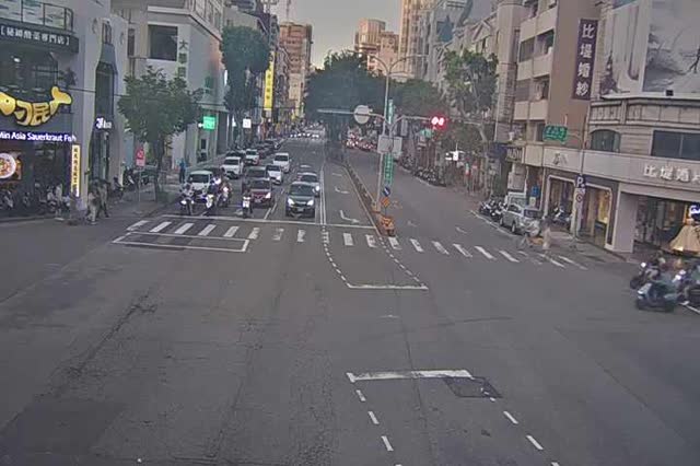 崇德路/漢口路(右側車流往文心路)Chongde Rd./Hankou Rd. (Right side Traffic flow to Wenxin Rd.)