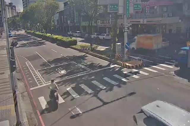 中清路/經貿一路(右側車流往文心路)