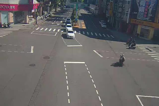 中清路/敦化路(右側車流往文心路)