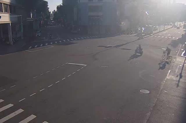 五權路/學士路 (右側車流往中清路)Wuquan Rd./Xueshi Rd.(Right side Traffic flow to Zhongqing Rd.)