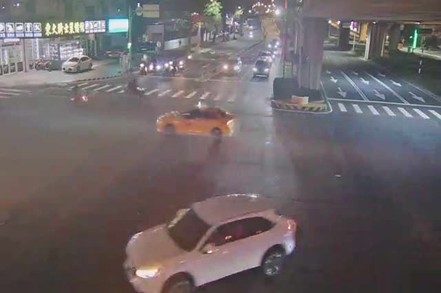 環中路/西屯路(車流往中清路) Huanzhong Rd./Xitun Rd. (Traffic flow to Zhongqing Rd.)