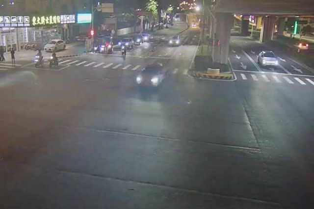 環中路/西屯路(車流往中清路) Huanzhong Rd./Xitun Rd. (Traffic flow to Zhongqing Rd.)