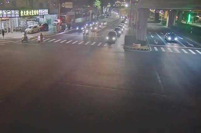 環中路/西屯路(車流往中清路) Huanzhong Rd./Xitun Rd. (Traffic flow to Zhongqing Rd.)