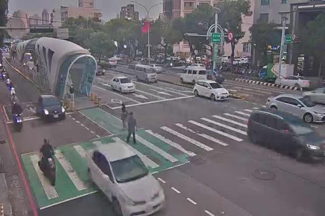 台灣大道/中工三路 (右側車流往環中路) Taiwan Blvd /Zhonggong 3rd Rd. (Right side Traffic flow to Huanzhong Rd.)