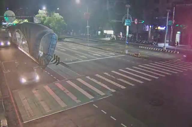台灣大道/中工三路 (右側車流往環中路) Taiwan Blvd /Zhonggong 3rd Rd. (Right side Traffic flow to Huanzhong Rd.)