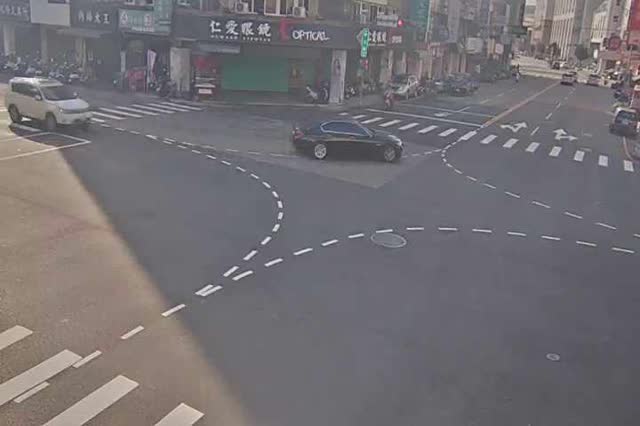 學士路/健行路 (右側車流往五權路) Xueshi Rd./Jianxing Rd./(Right side Traffic flow to Wuquan Rd.)