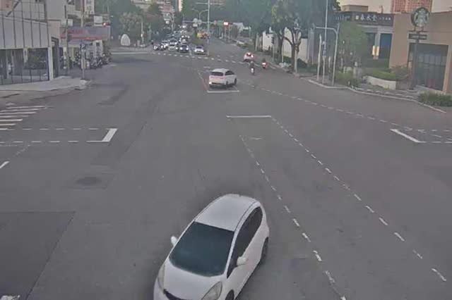 崇德路/崇德十路(右側車流往環中路)Chongde Rd./Chongde 10th Rd. (Right side Traffic flow to Huanzhong Rd.)