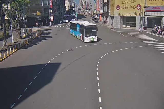 三民路/精武路(右側車流往一中方向)
