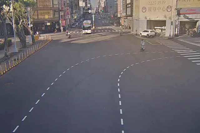 三民路/精武路(右側車流往一中方向)