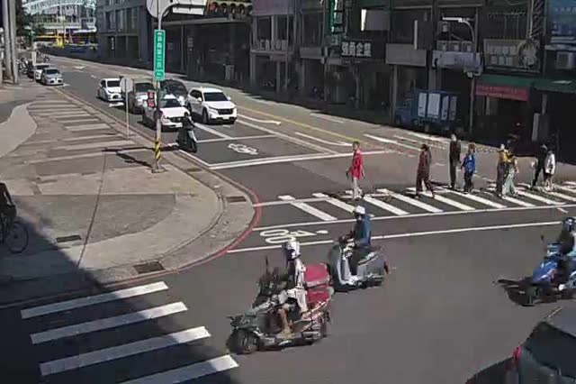 公園路/自由路(右側車流往雙十路方向)