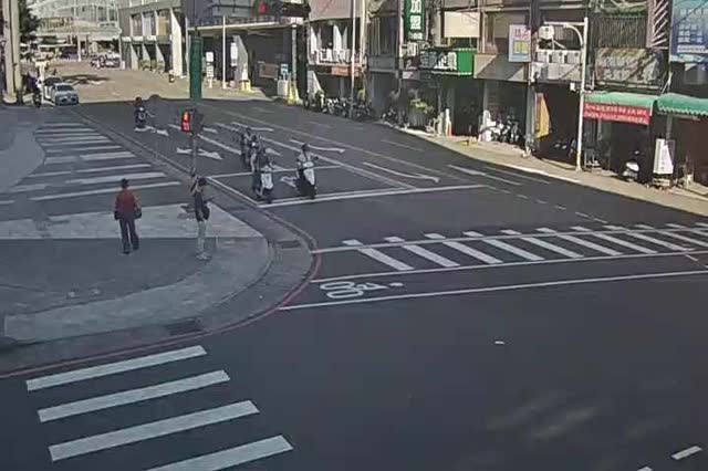 公園路/自由路(右側車流往雙十路方向)