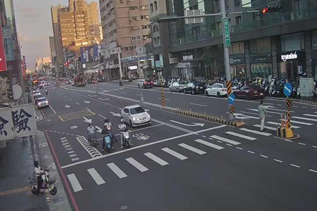 進化北路/學士路(右側車流往崇德路) Jinhua N. Rd./Xueshi Rd. (Right side Traffic flow to Chongde Rd.)
