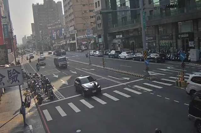 進化北路/學士路(右側車流往崇德路) Jinhua N. Rd./Xueshi Rd. (Right side Traffic flow to Chongde Rd.)