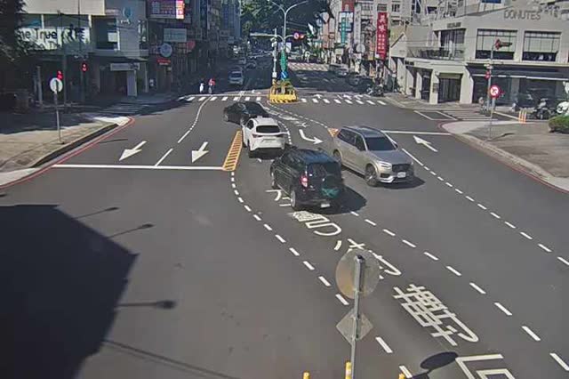 崇德路/太原路(右側車流往文心路) Chongde Rd./Taiyuan Rd.(Right side Traffic flow to Wenxin Rd.)